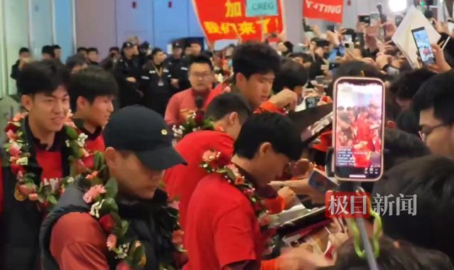 爱游戏体育app下载-U23国足队员抵京，球迷欢呼迎接，队员彭啸：大家太热情了，非常感动